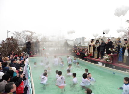 Деца скачат в топъл басейн за кръста