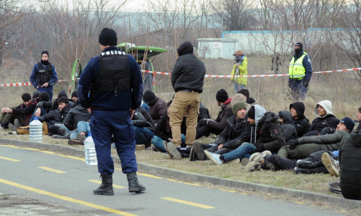 Откриха 61 мигранти, изоставени в камион в Бургас