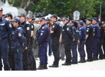 Полицаи от цялата страна на протест
