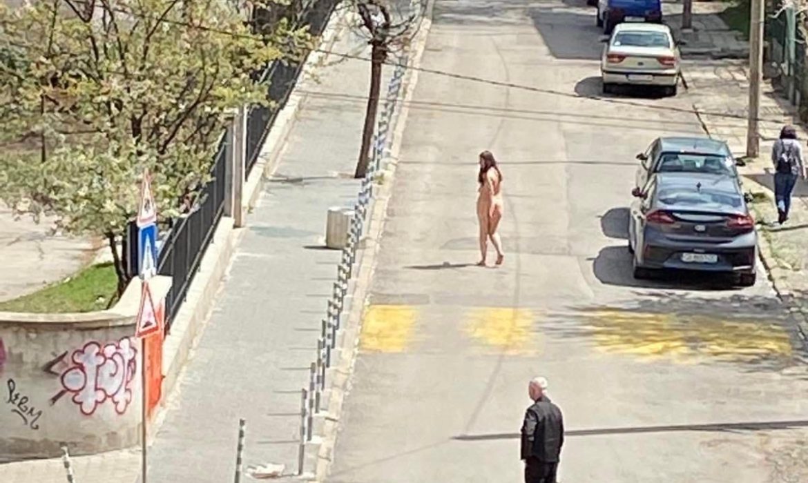 Чисто гола жена се разходи в кв. Гео Милев