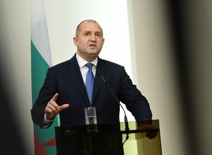 Радев: Политици, които никога не са рискували живота си, сега излагат на риск цяла България