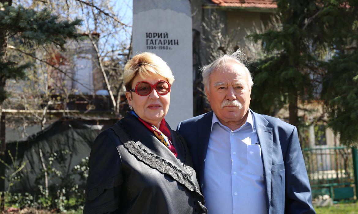 Първият български космонавт Георги Иванов положи цветя пред паметника на Гагарин