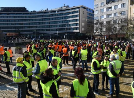Пътните строители протестират пред парламента