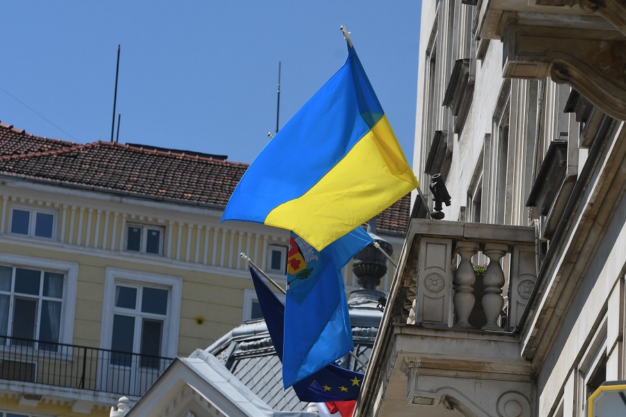 „Възраждане“ свали украинското знаме, Общината го вдигна отново