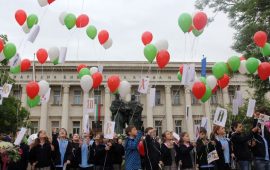Дете припадна пред Народната библиотека, Петков се втурна да му помага