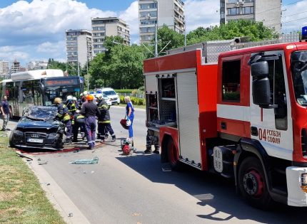 Тежка катастрофа в София, режат ламарини, за да вадят пострадали