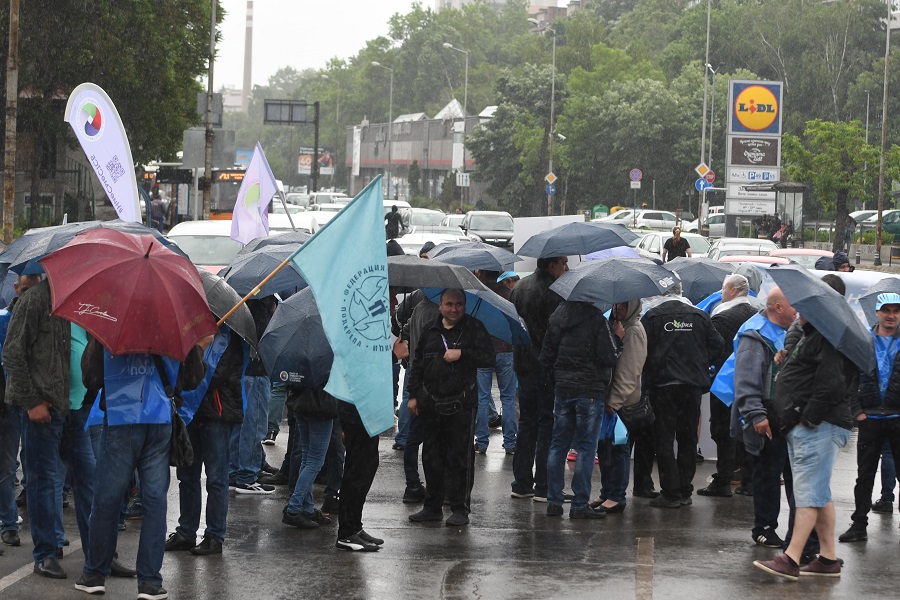 Три протеста блокираха София, дъждът не ги спря (СНИМКИ)
