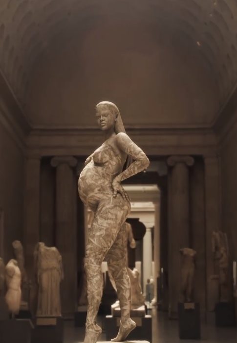 Увековечиха бременната Риана с мраморна статуя