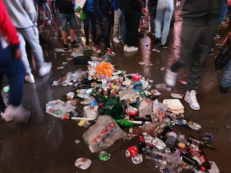Реки от урина, шум, боклуци и чупене на бутилки в центъра на София