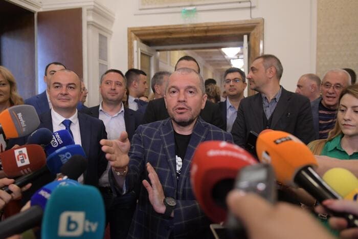 Йорданов: „Депутатите не са проститутки, но така подхожда към тях Петков