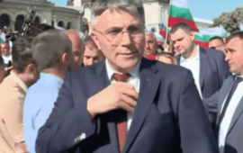 Протеста на ДПС и Възраждане се сляха, Пеевски се появи