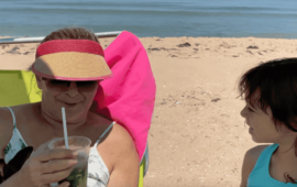 Катето Евро си порка на плажа и продава кучето си /Видео/