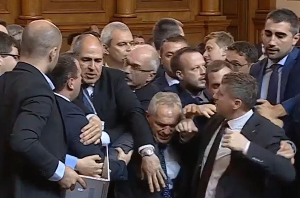 Наказаха с „порицание“ депутатите, които се дърпаха в парламента