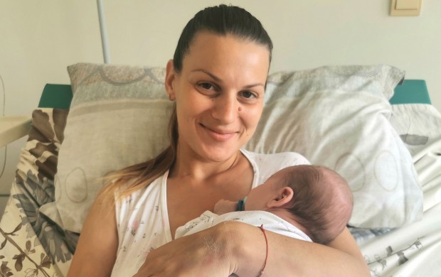 Лекари спасиха майка и бебе