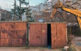 Събарят незаконни гаражи в София