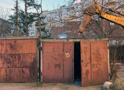 Събарят незаконни гаражи в София