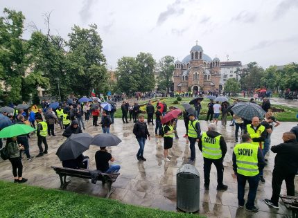 Полицаи и надзиратели протестират в дъжда