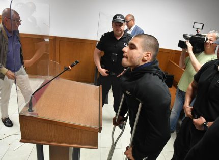 Искат постоянен арест за прокурорския син – бияча от Перник (СНИМКИ ОТ СЪДА)