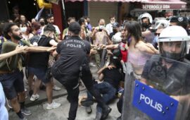 Полицията в Истанбул не позволи гей прайд на „Таксим“