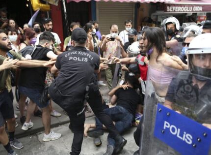 Полицията в Истанбул не позволи гей прайд на „Таксим“