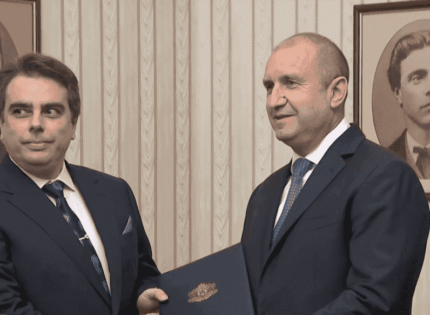 Президентът Радев връчи мандата на Асен Василев