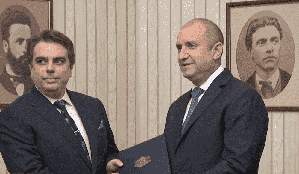 Президентът Радев връчи мандата на Асен Василев