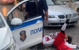 Клоуни правят за смях полицаи на „Витошка“ (ВИДЕО)