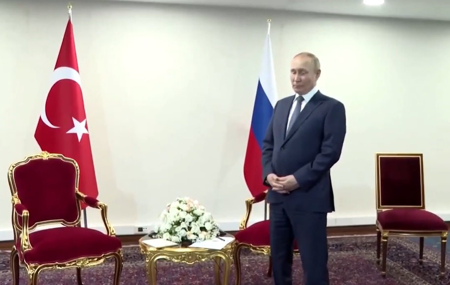 Вижте как Ердоган нарочно кара Путин да го чака прав около минута (ВИДЕО)