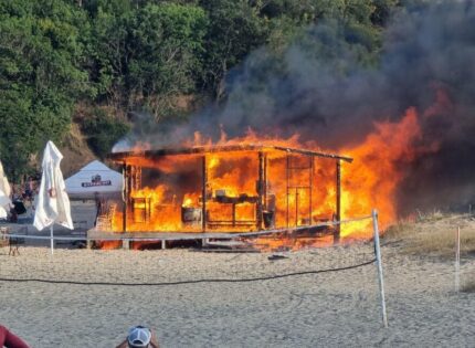 Изгоря последният бар на плажа в Китен /Видео/