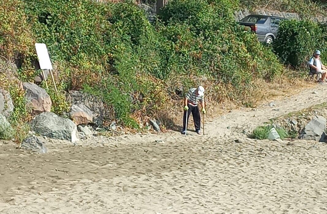 85-годишният дядо Кирчо всеки ден събира фасове от плажа в Царево