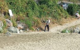 85-годишният дядо Кирчо всеки ден събира фасове от плажа в Царево