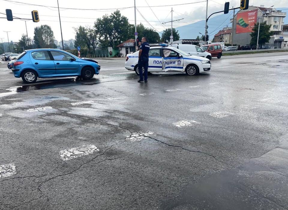 Млад шофьор помля 5 коли в София (ВИДЕО)
