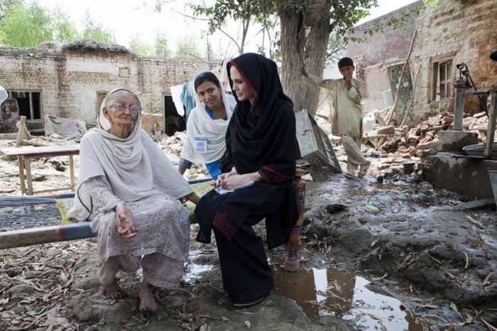Анджелина Джоли пристигна в Пакистан заради наводненията (СНИМКИ)