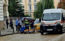 Такси помете две жени в центъра на София