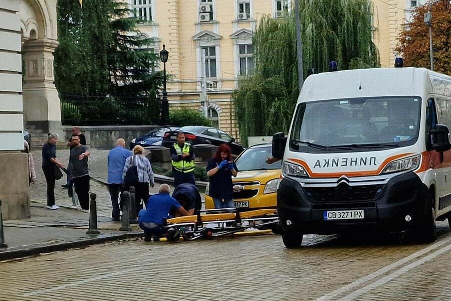 Такси помете две жени в центъра на София