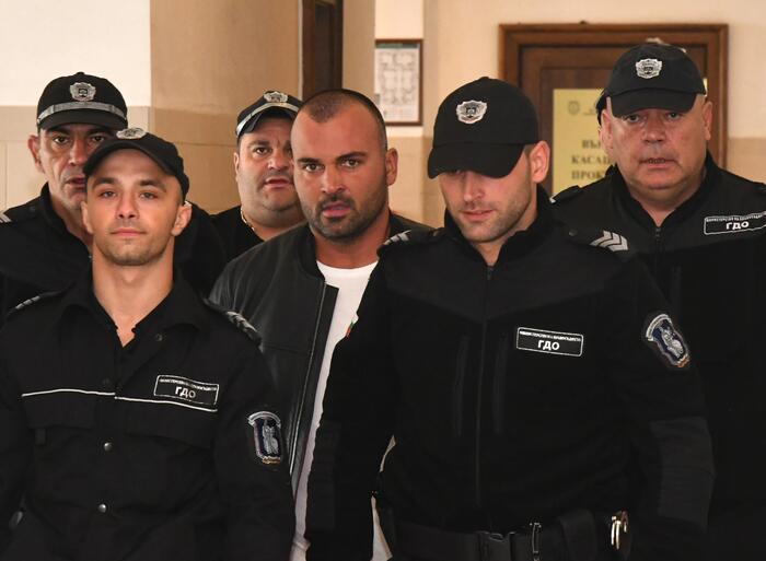 Оставиха друсания Димитър с поршето в ареста  (СНИМКИ)