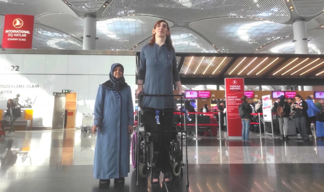 Успяха да качат най-високата жена в света в самолет