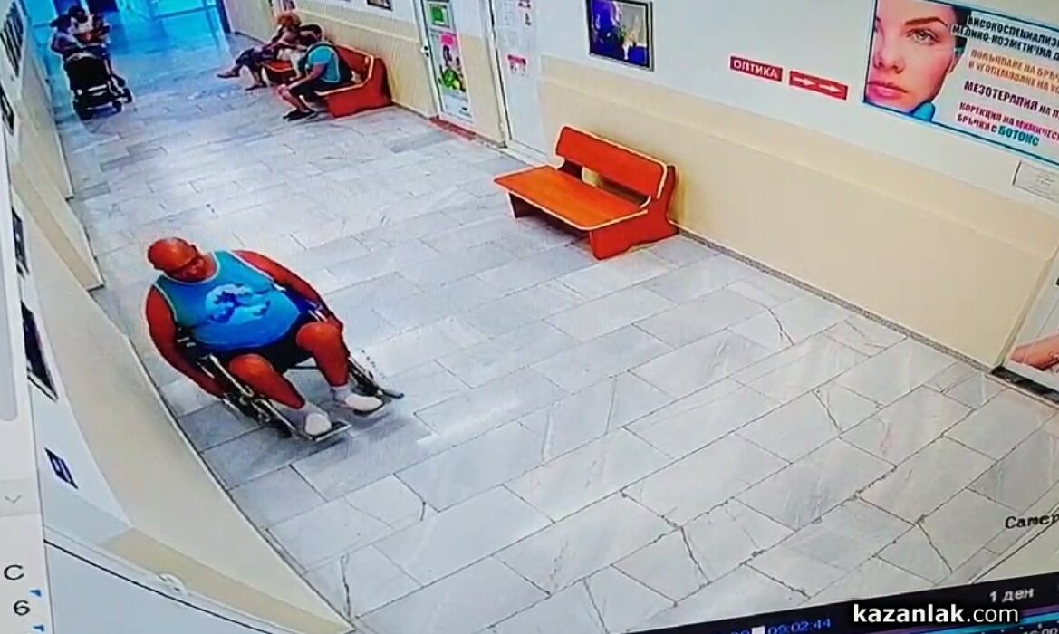 Срамота! Мъж се престори на инвалид и открадна количка