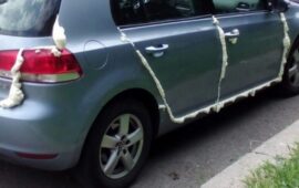 Лекар от „Пирогов“ намери колата си облепена с монтажна пяна