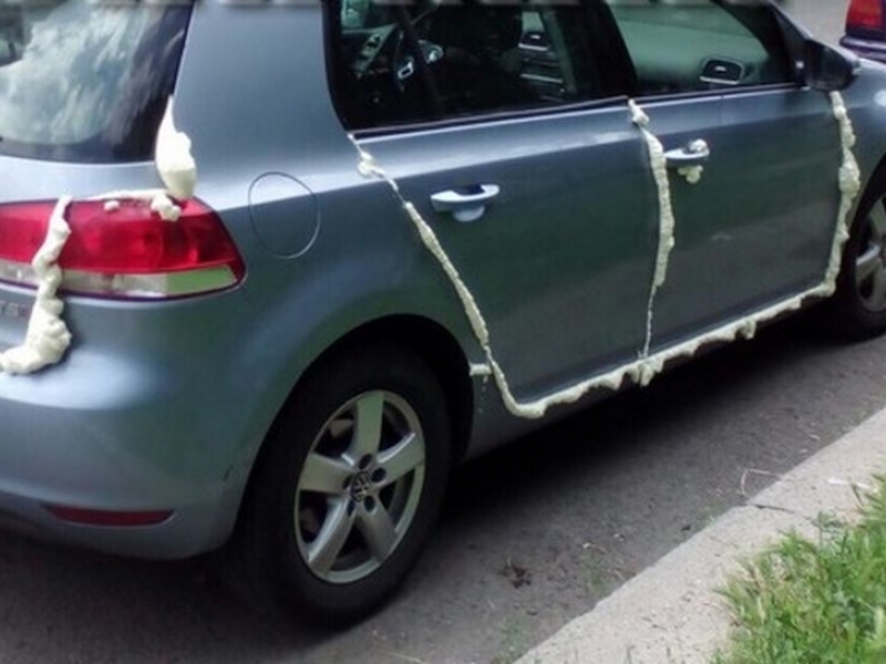 Лекар от „Пирогов“ намери колата си облепена с монтажна пяна
