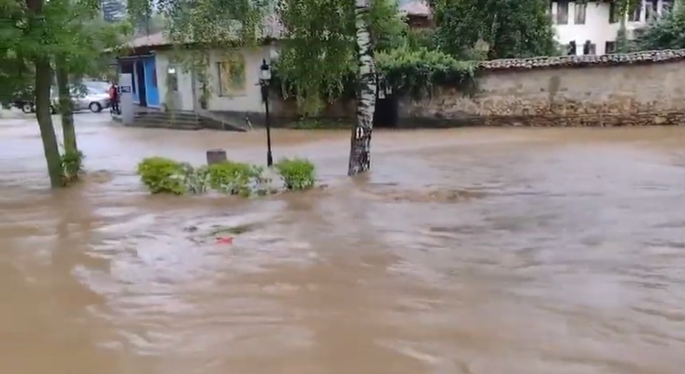 Воден ад в Копривщица – улиците са реки! (ВИДЕО)
