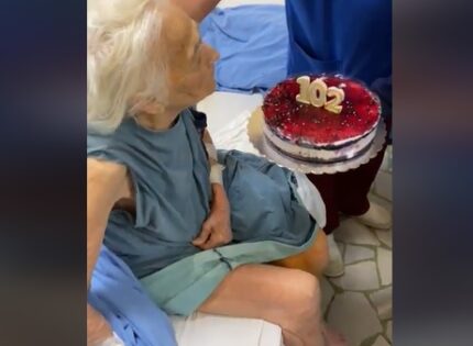 Лекарите на Пирогов изненадаха с торта 102-годишна баба (ВИДЕО)