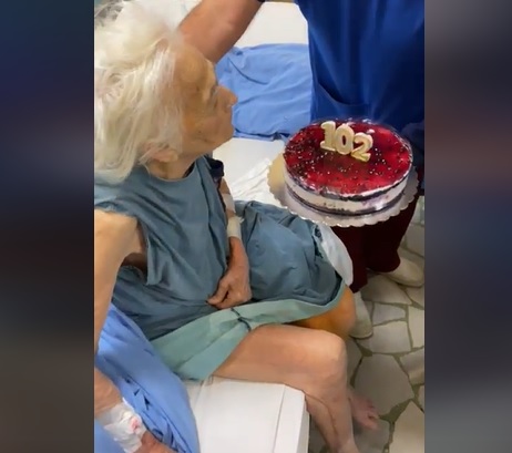 Лекарите на Пирогов изненадаха с торта 102-годишна баба (ВИДЕО)