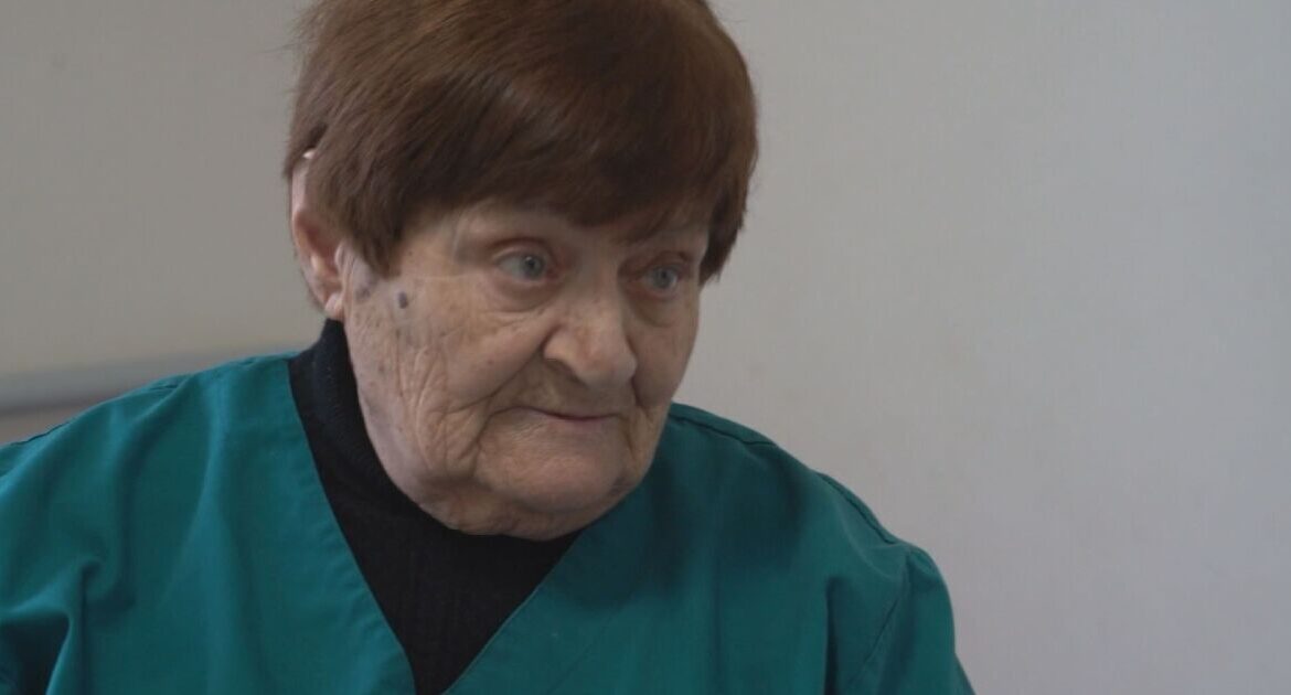 Докторка на 86 г. работи на 3 места, за да гледа внука си