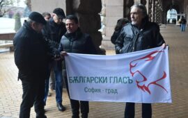 Болни и инвалиди на протест пред Министерски съвет (СНИМКИ)