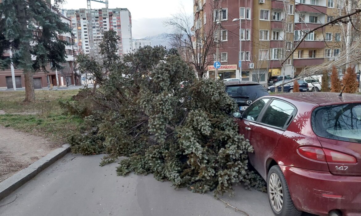 Ураганен вятър в цяла България! Червен код за опасност