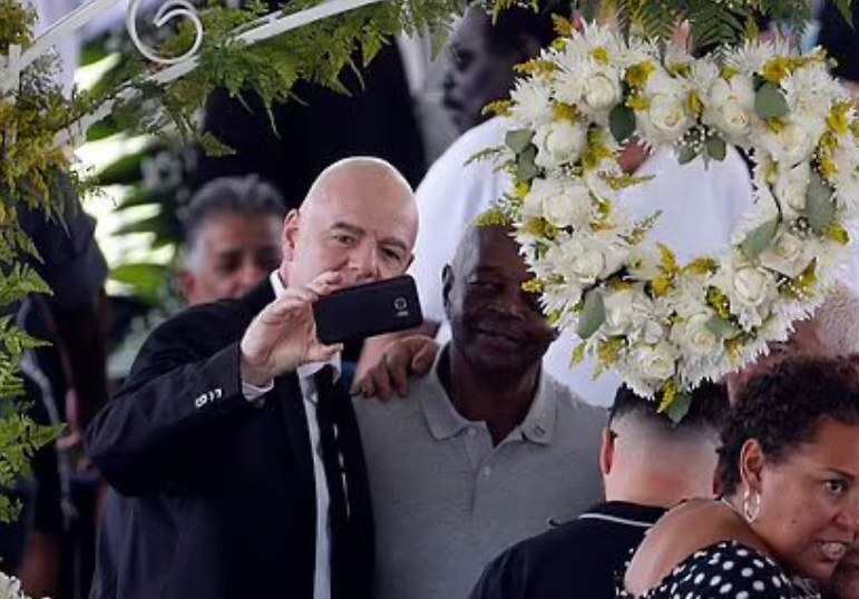 Инфантино си направи селфи на погребението на Пеле (СНИМКИ)