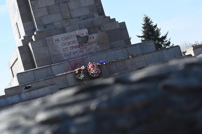 Поругаха паметника на Съветската армия в София