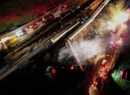 Два влака се сбъскаха челно, над 30 жертви (ВИДЕО)