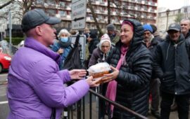 Хранят бедни и бездомни пред парламента